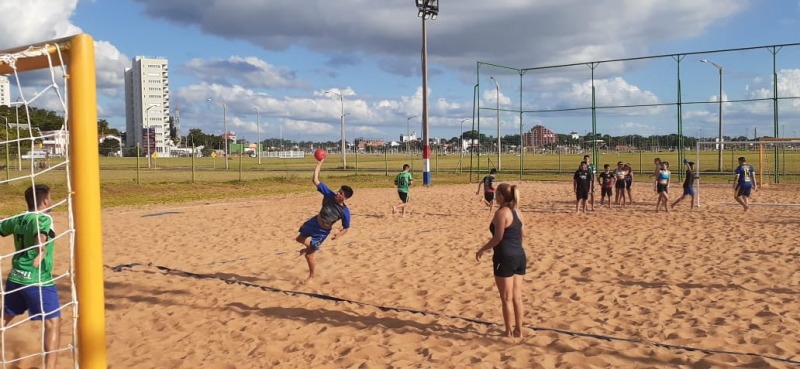 Racing trabaja en la futura cancha de beach handball